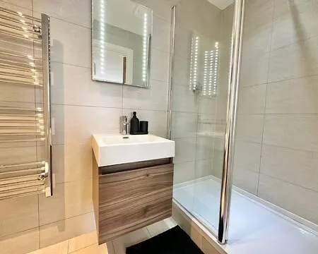 Stunning Center Apartment *